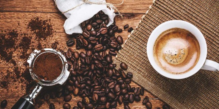 Mejkët thonë: Kafeja nuk duhet të zëvendësojë ujin