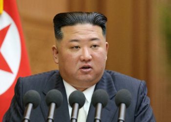 Lideri i Koresë së Veriut ka kërkuar “rritje drastike” të prodhimit të raketave