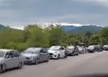 Qindra emigrantë, por edhe turistë të huaj presin për të kaluar në tokën shqiptare