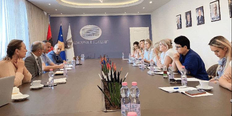 Ambasadori i OSBE-së në Kosovë Davenport takon grupin e grave të Kuvendit të Komunës së Ferizajt