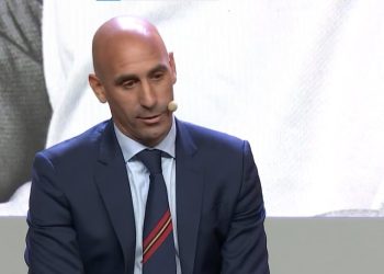 Presidenti i Federatës Spanjolle të Futbollit po hetohet, pasi puthi futbollisten