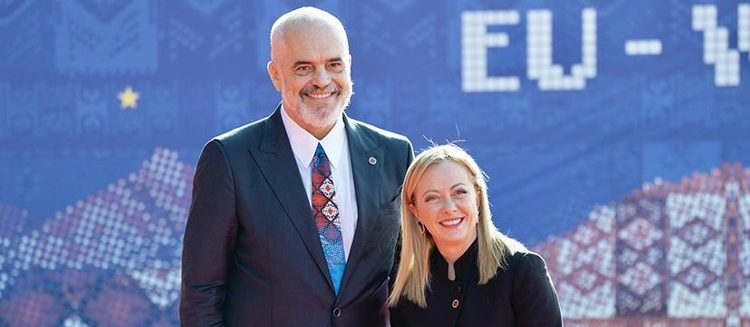 Kryeministrja italiane në Vlorë bashkë me familjen për të kaluar pushimet