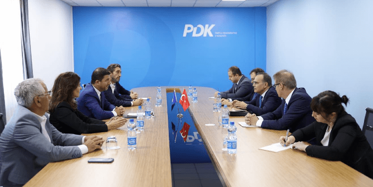 Krasniqi takon zëvendësministrin e Jashtëm të Turqisë, diskutojnë për zhvillimet e fundit politike në Kosovë