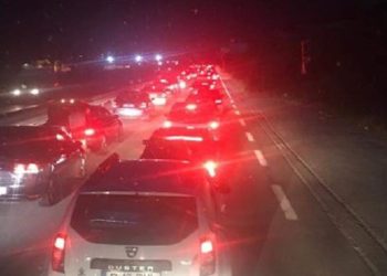 Më shumë se 5 orë po presin mërgimtarët për të dalë nga Kosova