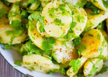 Vëmendje!!! Kjo është receta më e shijshme, sallat me patate dhe majdanoz!