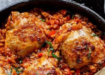 Mish pule në furrë me domate, speca dhe oriz