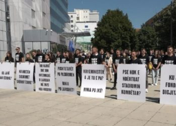 Rinia Demokratike e Kosovës proteston para Qeverisë së Kosovës me moton “Ktyne nuk ua nin për neve”