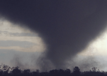 2 të vdekur pasi një stuhi e fuqishme goditi lindjen e SHBA-së