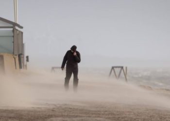 Stuhia “Hilary” arrinë në bregdetin e Meksikës, parashihen përmbytje edhe në SHBA