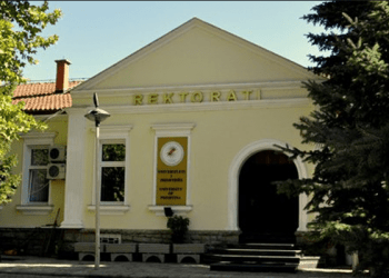 Bie numri i të rinjve për studime në Universitetin e Prishtinës