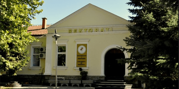 Bie numri i të rinjve për studime në Universitetin e Prishtinës