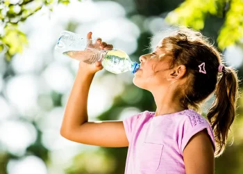 Nëna fëmiu juaj duhet të pijë sa më shumë, që të rritet shëndetshëm