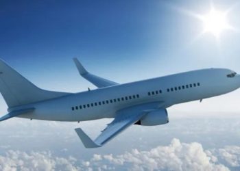 270 pasagjerë dhe 14 anëtarë të ekuipazhit përjetojnë tmerrin kur avioni humbi në lartësi 8.500 metra