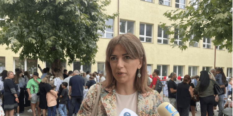 Subvencionimi i teksteve shkollore, ministrja Haxhiu: Procedura e aplikimit ka zgjatur vetëm 3 minuta