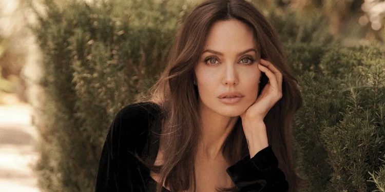 Aktorja Angelina Jolie boton librin edhe në shqip “Njihni të drejtat tuaja dhe kërkojini ato”