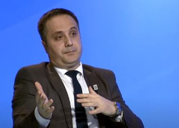 Selmanaj: Kosova në udhëkryq, në një anë SHBA dhe BE, në anën tjetër Kurti “shkurtëpamës”
