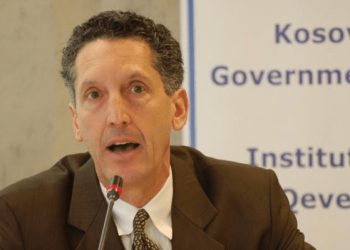 Profesori Joseph: Kriza në veri i përshtatet si Vuçiqit ashtu edhe Kurtit