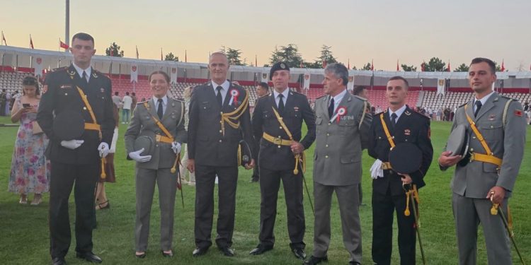 Ushtarakët Dalloshi e Murtezi përfundojnë me rezultate të larta shkollimin në Turqi