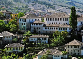 Dëmtimi i vlerave historike, kërkohet restaurim “urgjent” në Gjirokastër