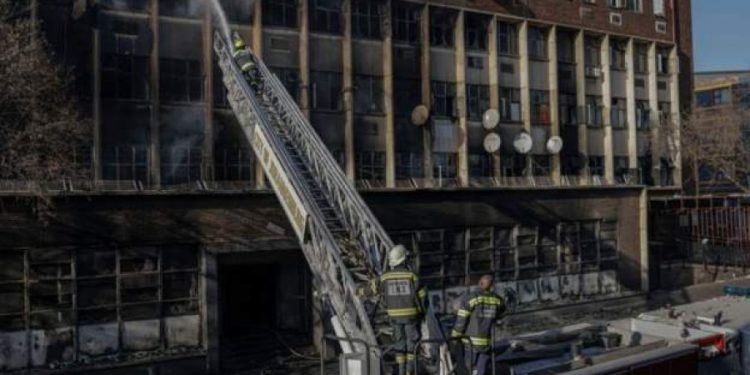 Të paktën 74 persona, përfshirë 12 fëmijë vdiqën nga zjarri në ndërtesën 5 katëshe në Johanesburg