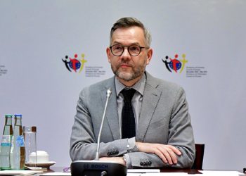 Vuçiq dërgon ushtrinë në kufi me Kosovën, deputeti gjerman Roth: Ku dreqin është BE-ja?