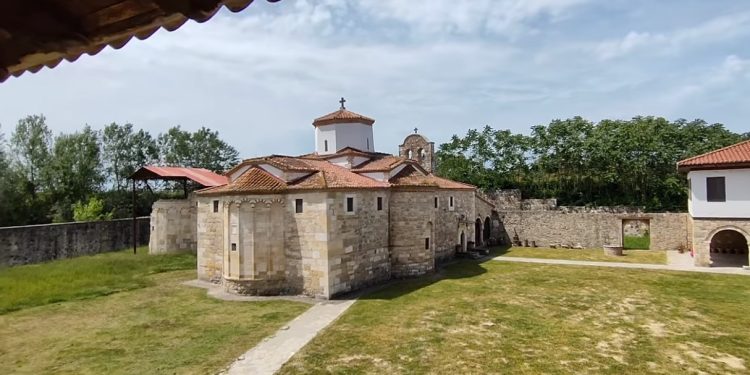 Manastiri i Shën Kozmait thesar i rrallë, destinacion kryesori turizmit kulturor në Fier