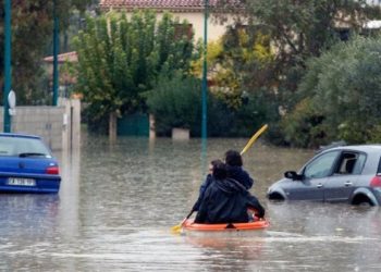 Moment emocionues, shpëtohet foshnja nga shtëpia e përmbytur në Greqi