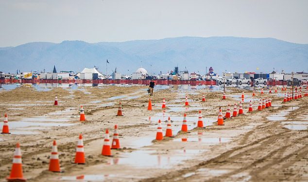 SHBA, shiu i madh prish çdo gjë në festivalin Black Rock, mijëra njerëz ngecin në baltë