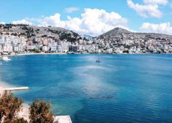 Edhe në shtator Saranda “vlon” nga turistët, 80 % e kapaciteteve akomuduese të rezervuara