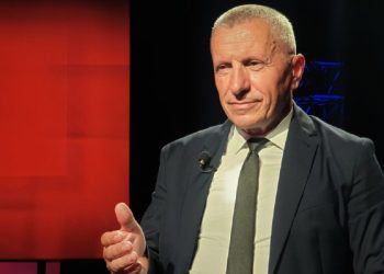 Kamberi munduhet tua qel “sytë me gisht” qeverisë serbe: Merni shembull te Kosova për pakicat