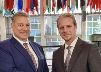 Tifozët serbë me pano falënderimi ndaj tifozëve rumunë për banerin “Kosova është Serbi”