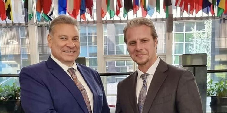 Tifozët serbë me pano falënderimi ndaj tifozëve rumunë për banerin “Kosova është Serbi”