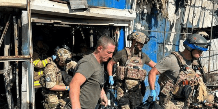 Vizita e Blinken në Ukrainë “nën hijen” e sulmit me 17 viktima