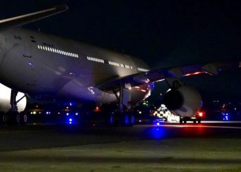 Mbërrin avioni Aeroportin e Tiranës, një avion me shqiptarë nga Izraeli