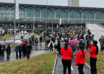 Aeroporti i Basel-Mulhouse vazhdon të jetë i evakuuar pas një dyshimi për bombë