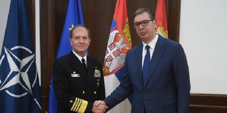 Takoi zyrtarin e NATO-s, çfarë i kërkoi Vuçiq admiralit Stuart Macha