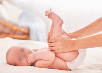 Foshnja juaj qanë dhe jeni të shqetësuara, ja si të lehtësojmë gazrat e bebit