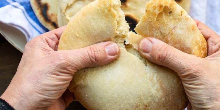 Bukë pa maja e mbushur me djathë dhe patate