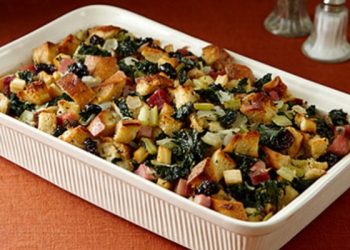 Tavë me bukë të fërguar, proshutë, perime dhe erëza të freskëta