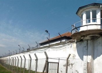 Burgu i Idrizovës, në Shkup, gjatë bastisjes lëndohen 10 policë