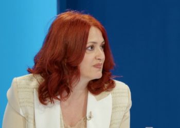 Hoxha për Kurtin: Kryeministër modern, indiferent ndaj minatorëve, vrapon pas spektakleve