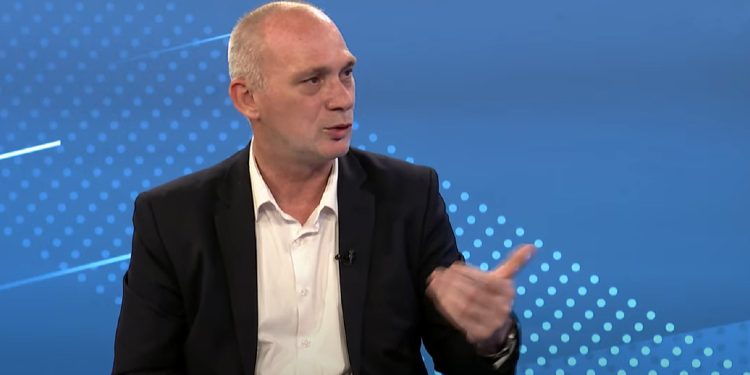 Humolli: Kurti ka rrëshqitë në djegien e kartës së perspektivës, i bën dëm kombit