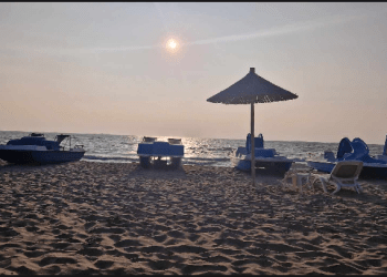 Fundi i tetorit por bregdeti i Durrësit mbushet me turistë