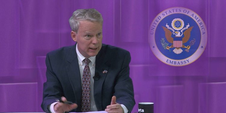 Sulmi në Banjskë, ish-ambasadori Delawie: BE duhet të ndalojë së përkdheluri Vuçiqin