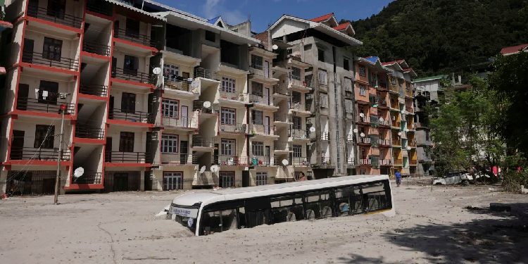 Shtëpi e makina i merr balta, 74 viktima, qindra të zhdukur në Himalajet indiane