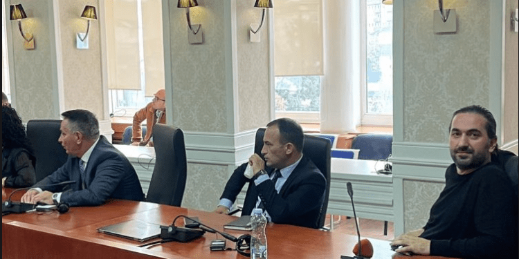 Minatorët në grevë, në komision plas “sherri” mes opozitës dhe zyrtarit qeveritar