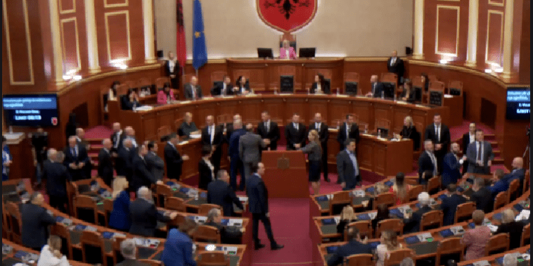 Pamje si në filma, “kërcet” boksi në Parlamentin e Shqipërisë