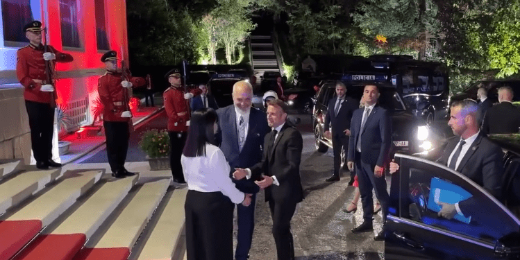 Rama bashkë me Kadarenë e mirëpresin presidentin francez në Pallatin e Brigadave