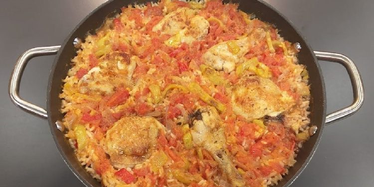 Tavë me oriz dhe domate, shije dhe aromë shtëpie