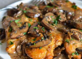 Pulë me kërpudha, kremoze e plot shije